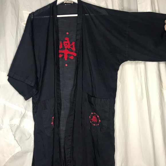 Vintage Embroidered Silk blend kimono robe. - Picture 2 of 11